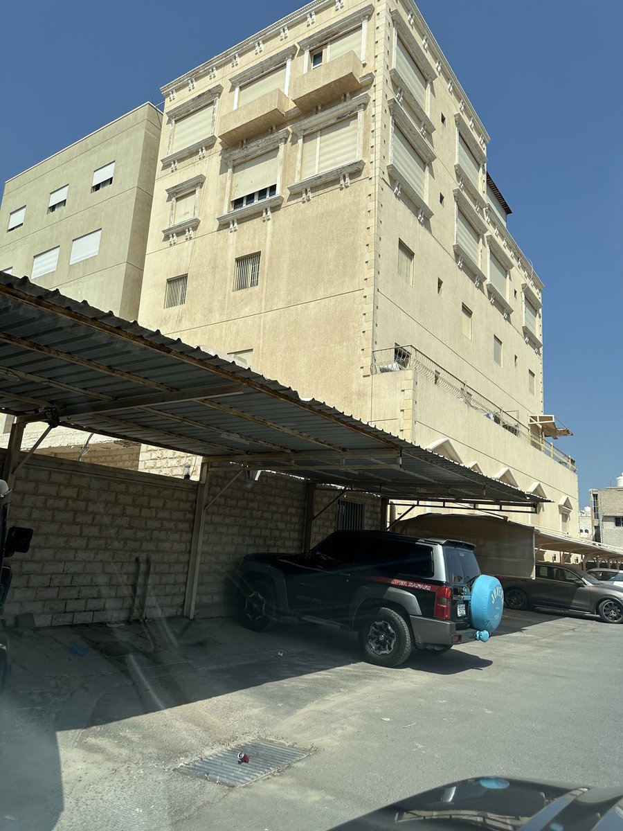 salehalyaseen's tweet photo. كيف سمحت قوانين البلدية او التغاضي عن تطبيق القوانين حتى وصلنا إلى هذا المستوى من الفوضى في مناطقنا السكنية !!
عمارات بخمسة ادوار على شكل مكعبات او صناديق في مناطق السكن "النموذجية بالاسم". https://t.co/tFgq9Mfn9r