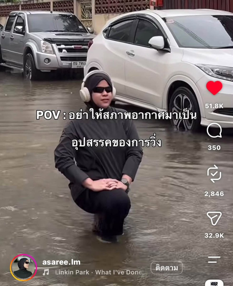 Hellojung's tweet photo. @Ema_onlyyuzu While the flood is serious but Thai people are always stay funny in every situation 😁 https://t.co/Msyhi8pstt
