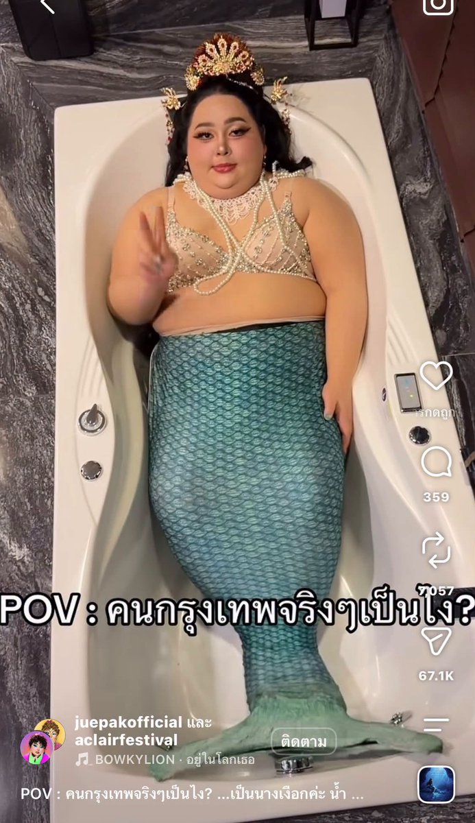 Hellojung's tweet photo. @Ema_onlyyuzu While the flood is serious but Thai people are always stay funny in every situation 😁 https://t.co/Msyhi8pstt