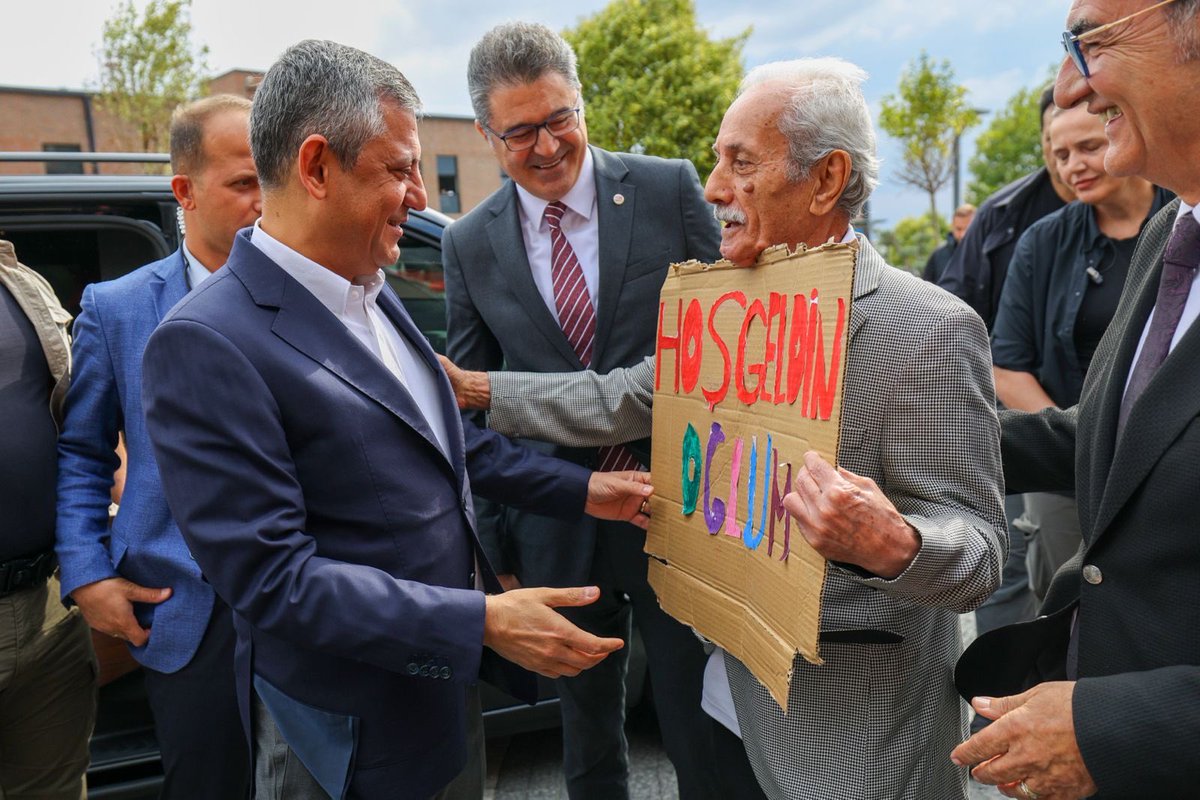 yenipartiyiz's tweet photo. Genel Başkanımız Özgür Özel, Balıkesir’de Karesi İlçe Başkanlığımızın ön seçiminde üyelerimizle buluştu.

"İşte partiye sahip çıkmak budur, demokrasiye sahip çıkmak budur. Türkiye, bu salonu görsün, bu coşkuyu görsün. 

Bunun adı; yeni nesil siyasettir. Bunun adı; doğrudan demokrasidir. Bunun adı; aradan aracıyı çıkarmak, partinin siyasetinde doğrudan söz sahibi olmaktır.”