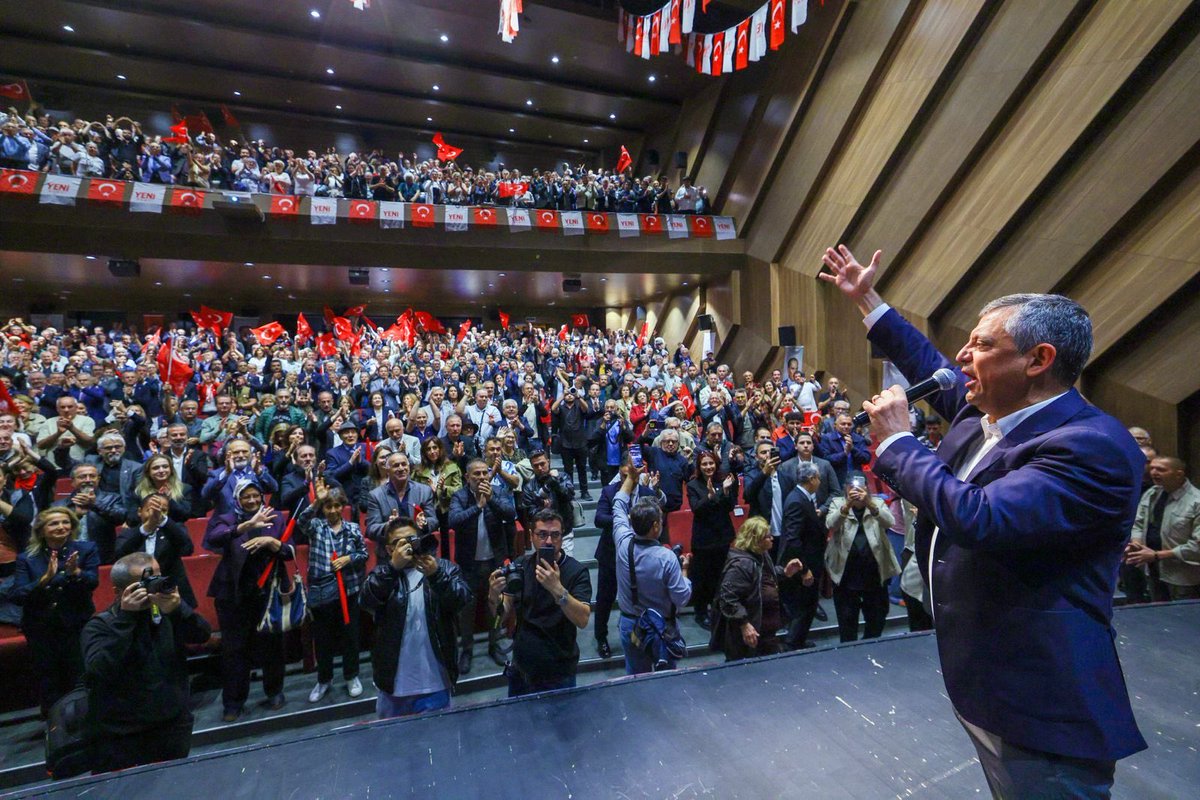 yenipartiyiz's tweet photo. Genel Başkanımız Özgür Özel, Balıkesir’de Karesi İlçe Başkanlığımızın ön seçiminde üyelerimizle buluştu.

"İşte partiye sahip çıkmak budur, demokrasiye sahip çıkmak budur. Türkiye, bu salonu görsün, bu coşkuyu görsün. 

Bunun adı; yeni nesil siyasettir. Bunun adı; doğrudan demokrasidir. Bunun adı; aradan aracıyı çıkarmak, partinin siyasetinde doğrudan söz sahibi olmaktır.”