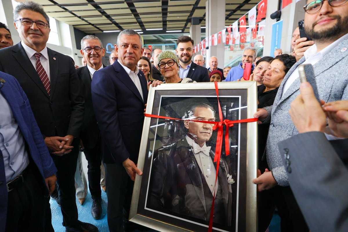 yenipartiyiz's tweet photo. Genel Başkanımız Özgür Özel, Balıkesir’de Karesi İlçe Başkanlığımızın ön seçiminde üyelerimizle buluştu.

"İşte partiye sahip çıkmak budur, demokrasiye sahip çıkmak budur. Türkiye, bu salonu görsün, bu coşkuyu görsün. 

Bunun adı; yeni nesil siyasettir. Bunun adı; doğrudan demokrasidir. Bunun adı; aradan aracıyı çıkarmak, partinin siyasetinde doğrudan söz sahibi olmaktır.”