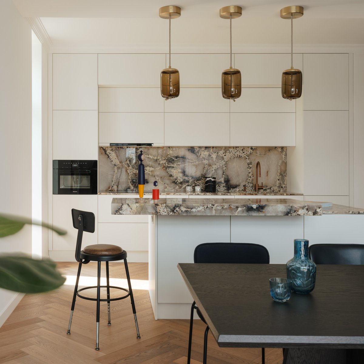 johnhernandezkg's tweet photo. Beauty lies in simplicity. The clean lines of Villa Silenta’s interior let the stunning exotic Lithium quartzite take center stage. Varying slab thicknesses add an original detail. Developer: SOLO PRAHA
Architect: SOLO PRAHA
Interior design: https://t.co/iZCG9L8EhK