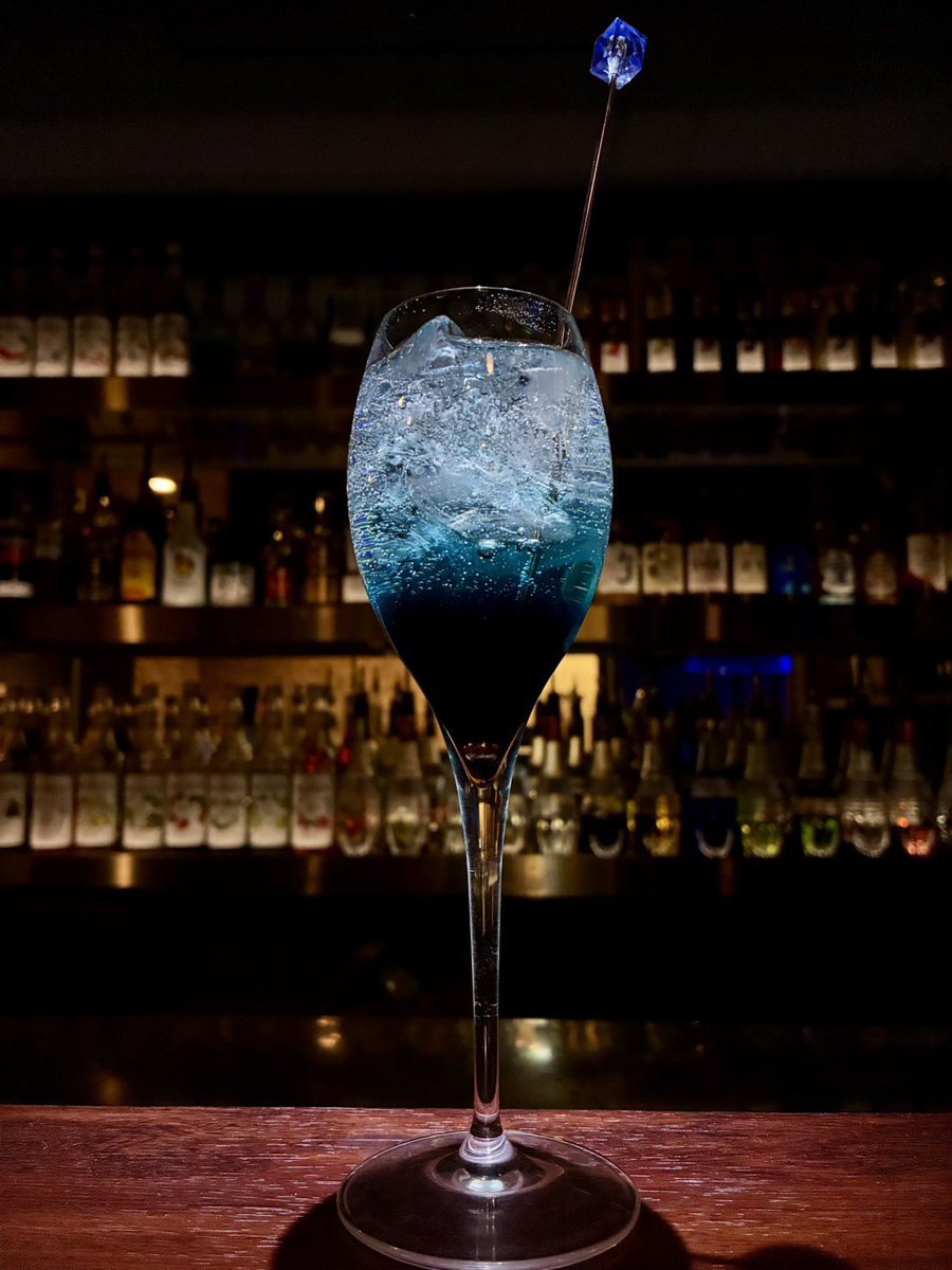 bar_Alstromeria's tweet photo. "放浪者"
『原神』

リクエストにより創作🍸

下層は黒い層に
何度も裏切られた絶望の底ともなるように彼の過去を🌹

"選択"の花言葉を持つりんごを合わせ選択する自由を彼に🗽

但し、りんごは禁断の果実
彼の消せない、消えない罪も一緒に味わえるようにしました🍏

#推しカクテル https://t.co/KyK41W88OF