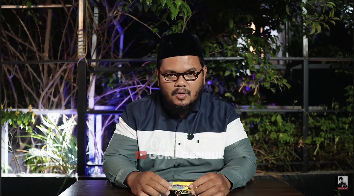LambeSahamjja's tweet photo. guys lu pada tau gak nih guru gembul bahas 4 rumus penyebab kemiskinan yaitu gengsian males bodoh sama pengecut

di video ini dia fokus bahas satu aja dulu yaitu gengsian karena katanya ini yang paling ngerusak potensi kesejahteraan orang

ciri orang gengsian itu gak mau ngaku salah sering mikirin kata orang beli barang karena citra bukan fungsi dan gampang fomo

dia kasih contoh lulusan s1 di indonesia malah banyak yang nganggur karena gengsi gamau kerja jadi cleaning service atau security

ada juga cerita kakak adik yang orang tuanya sampe jual tanah buat nyogok anaknya jadi pns padahal gajinya kecil sementara adiknya jualan cilok malah penghasilannya lebih gede

contoh lain rata rata biaya nikah di indonesia bisa sampe 160 jutaan padahal gaji rata rata cuma 3 jutaan sebulan itu gara gara gengsi juga

dia sebut mobil itu gengsi massal di indonesia banyak yang maksain punya mobil padahal gapunya garasi gabisa nyetir sampe bikin macet kota

solusinya menurut dia ada tiga pertama pindahin gengsi ke hal yang bisa diukur dan produktif kayak modal usaha bukan beli barang mewah

kedua jangan hilangin rasa malu tapi jadiin bahan bakar buat kerja keras dan yang ketiga jangan bandingin diri sama orang lain tapi bandingin sama diri sendiri di masa lalu