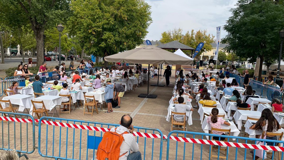 Mtnezparamo's tweet photo. Un año más estamos en el🎨 XVII Certamen Pintura Rápida de El Pardo 🖼️ en un entorno con valor medioambiental y cultural excepcional promoviendo el desarrollo de las artes plásticas en pintura 🖍️ este año como tema el 75 Aniversario de Anexión de El Pardo a Madrid @JMDFuencarral https://t.co/8QMgnYCjry