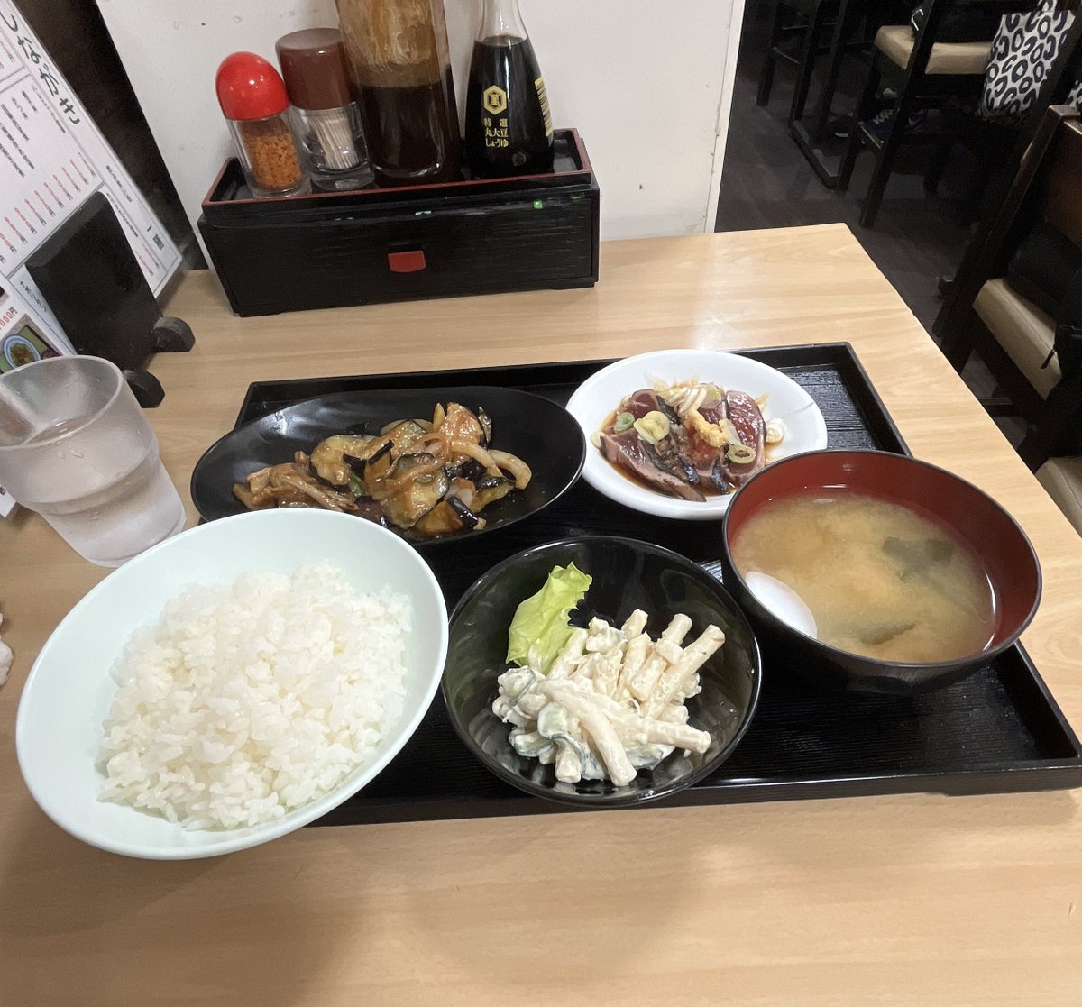 KTTTT22222's tweet photo. 通り��がりの定食屋。
美味かった。 https://t.co/7l2zWTNFmR