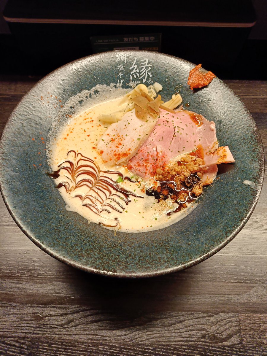 jairotheory's tweet photo. 鯛担麺

低温調理の叉焼、バルサミコ酢、泡立てたスープ等、趣向を凝らした作りは良い。

が、
スープは上品というより軽くて弱い。
胡麻感が薄く、鯛もろくに主張しない。

麺も安い中華料理店のそれと大差ない。

力の入れ所が甚だ疑問だ。

なんか水道橋の #恋し鯛 と被るね。

#鯛塩そば縁 #新板橋 https://t.co/12aSohUhcd