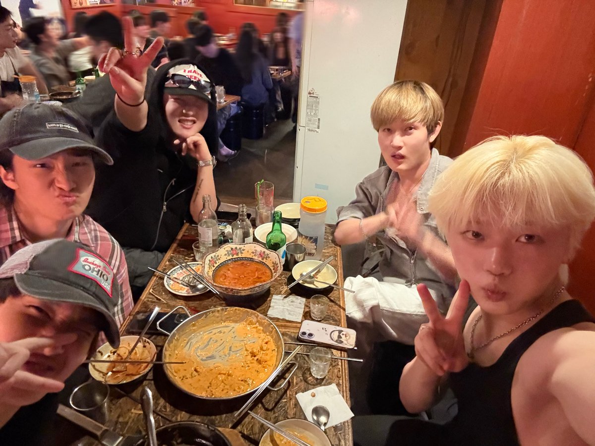 1VERSE_official's tweet photo. 일찍 게임에 져서 할 일이 없엉.. 우리 추석사진 올려야지롱~😽 https://t.co/vcBoEWbQT2