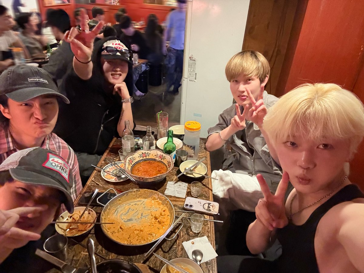 1VERSE_official's tweet photo. 일찍 게임에 져서 할 일이 없엉.. 우리 추석사진 올려야지롱~😽 https://t.co/vcBoEWbQT2