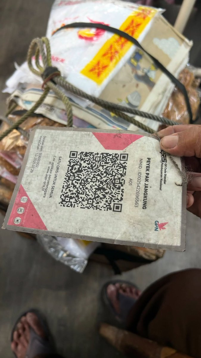 mamahmuda1_'s tweet photo. kemarin pulang kantor habis balikin laptop dll, di busway ketemu bapak2 udah tua. dia pikul 2 box peyek yg masih penuh. si day 1 jadi pengangguran ini, ga mikir panjang, minta qris nya dan aku transfer untuk peyeknya di bagiin. karena ini udah halte aku mau turun, jd aku ga ambil. harganya 30rb dapet 2. semoga Allah selalu cukupkan rezeki buat bapaknya. aamiin