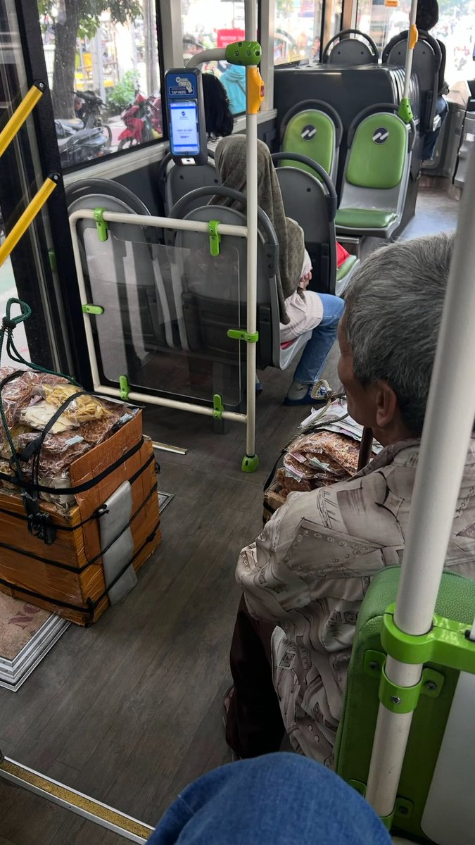 mamahmuda1_'s tweet photo. kemarin pulang kantor habis balikin laptop dll, di busway ketemu bapak2 udah tua. dia pikul 2 box peyek yg masih penuh. si day 1 jadi pengangguran ini, ga mikir panjang, minta qris nya dan aku transfer untuk peyeknya di bagiin. karena ini udah halte aku mau turun, jd aku ga ambil. harganya 30rb dapet 2. semoga Allah selalu cukupkan rezeki buat bapaknya. aamiin