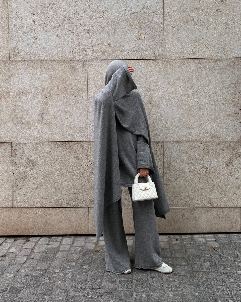 burrymealive's tweet photo. من أجل عشق الرمادي

تفاصيل الإطلالة
الطقم من eclata clothing
غطاء الرأس من rush collection
الحذاء الرياضي من miumiu https://t.co/JWrhgNiS19