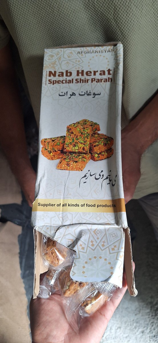 ginseng_teh's tweet photo. کارگر افغان ۱۰ سال پیشم، خودشو رسونده تهران. بعد رسونده سر پروژه. اینو داد دستم و گفت: آقا مهندس اینو برای شما آوردم، بعد رفت. https://t.co/TMx8s3i4tS