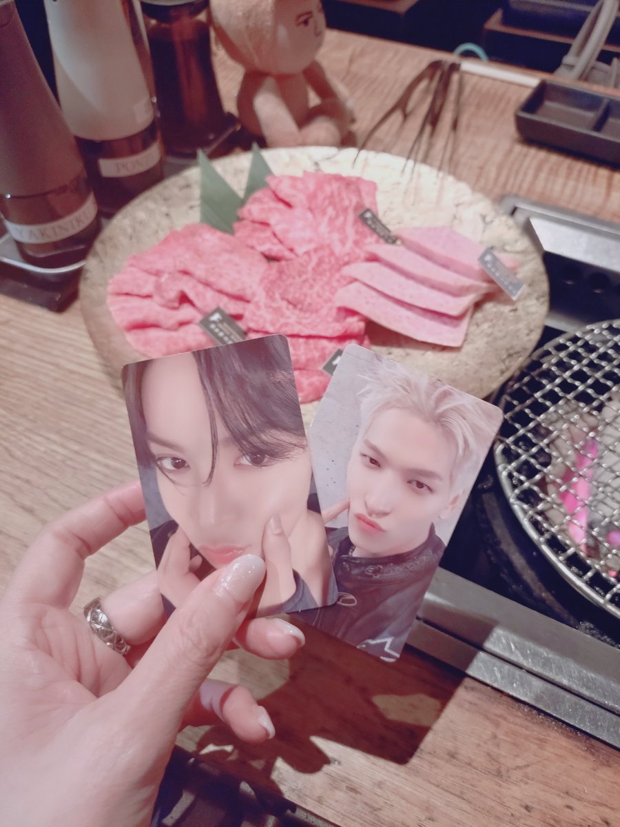 henshinmae's tweet photo. 今日たまたま行ったお店が與那城奨くんの元バイト先で常にトレカを持ち歩いているおたくなので無事に記念写真も撮れました🌺お肉もすっごいおいしかったのでまた行きたい https://t.co/DeeANxxI8a
