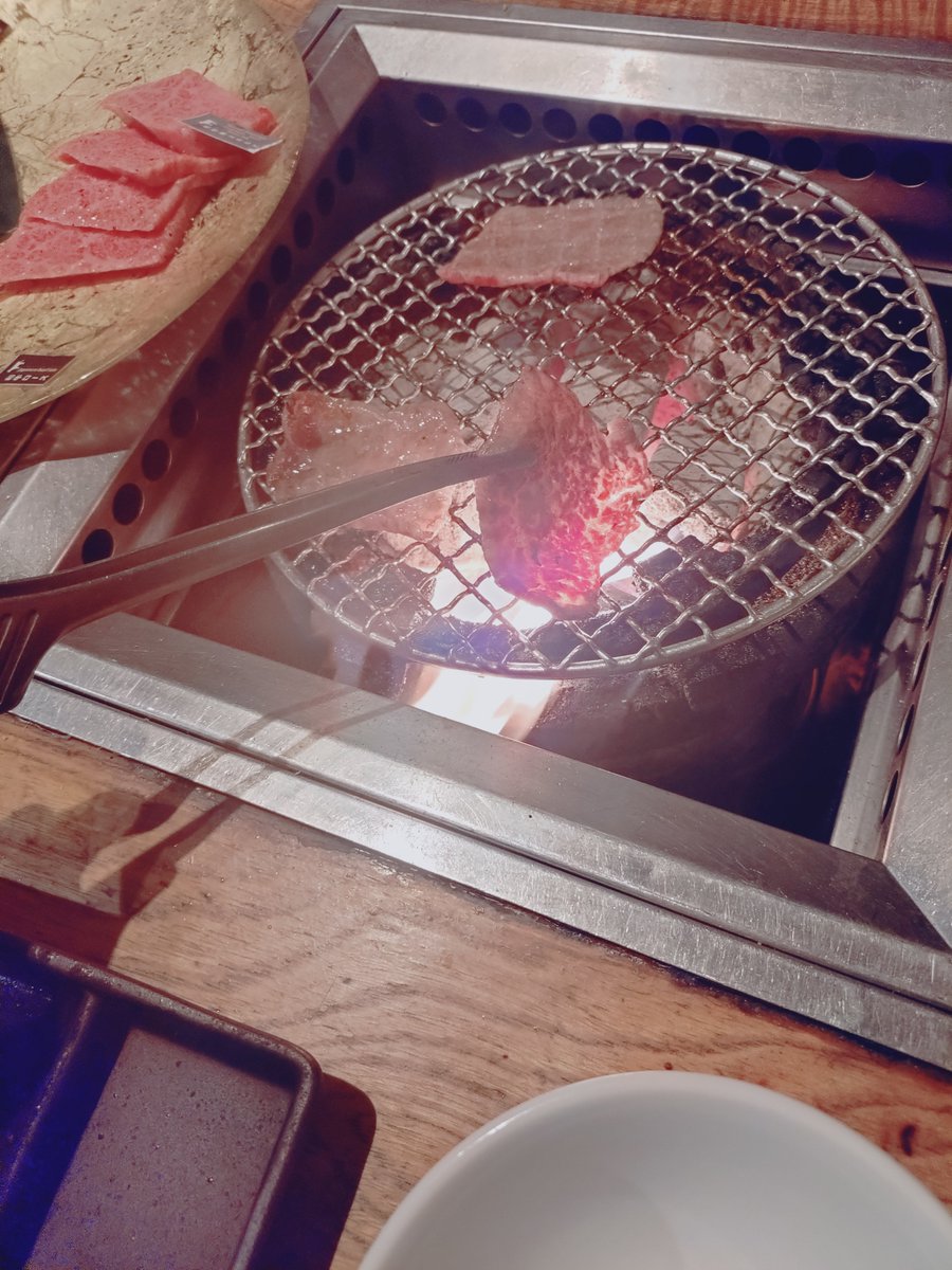 henshinmae's tweet photo. 今日たまたま行ったお店が與那城奨くんの元バイト先で常にトレカを持ち歩いているおたくなので無事に記念写真も撮れました🌺お肉もすっごいおいしかったのでまた行きたい https://t.co/DeeANxxI8a