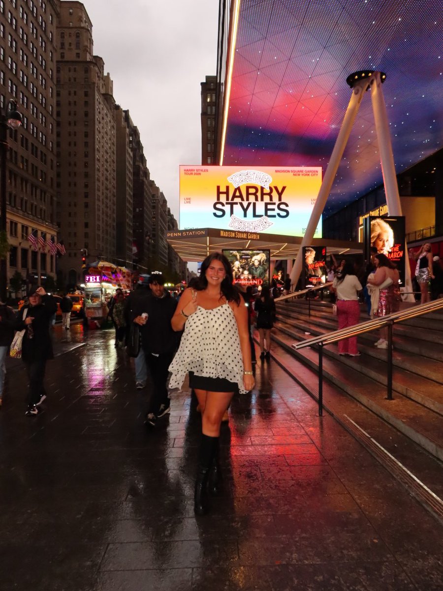 sideboobrry's tweet photo. the BEST weekend seeing harry with my girls i cry https://t.co/QrFVnvBA0g