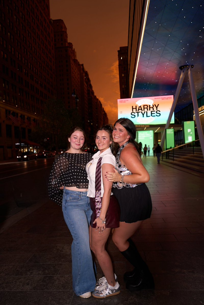 sideboobrry's tweet photo. the BEST weekend seeing harry with my girls i cry https://t.co/QrFVnvBA0g