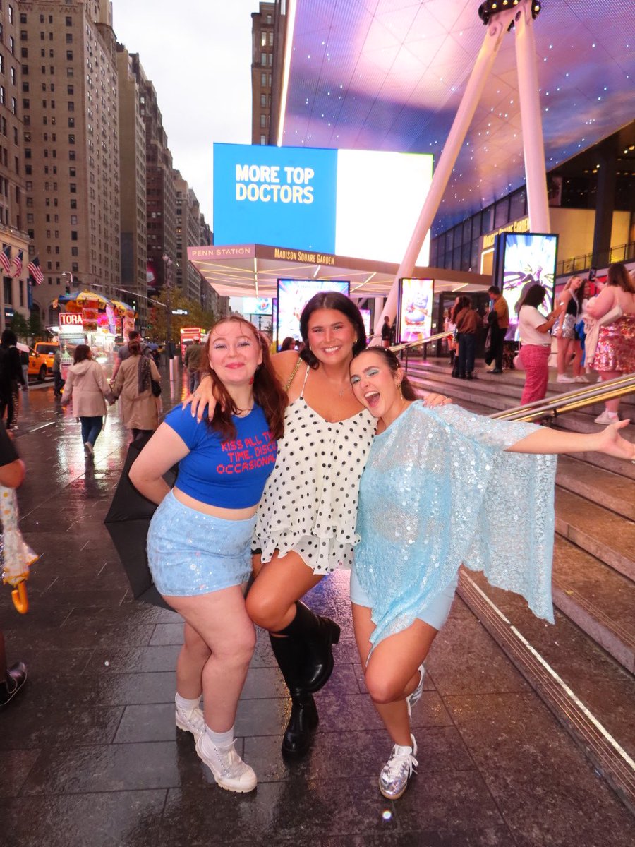 sideboobrry's tweet photo. the BEST weekend seeing harry with my girls i cry https://t.co/QrFVnvBA0g
