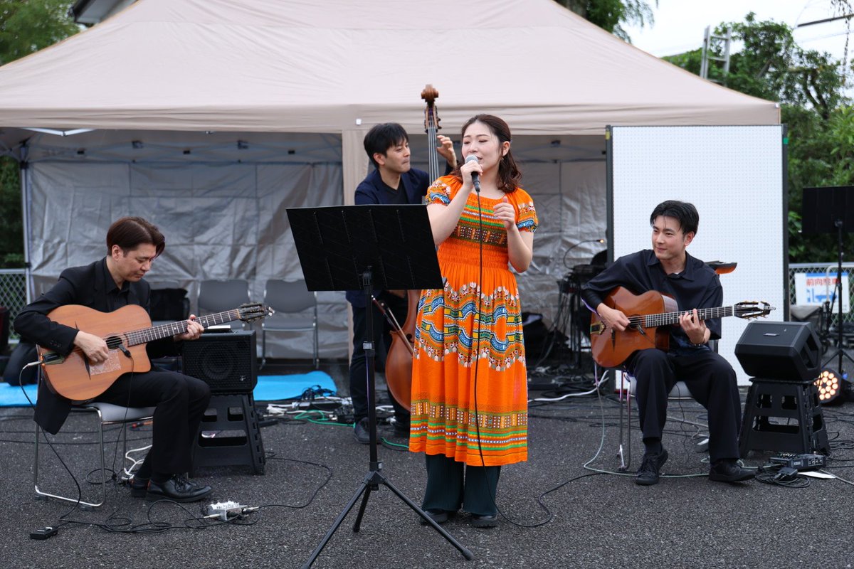 nyagonygonyanta's tweet photo. 三郷市鷹野DCM駐車場で開催された
アウトドアフェスで
#TokyoDjangoCollective の演奏を
聴いてきました
ジプシージャズのスタンダードや
歌謡曲のジプシージャズアレンジなど
素敵な曲の数々
廣橋弥恵さんとのセッションも良く
廣橋さんがゲストで加わる
来月28日のライブが
ますます楽しみに! https://t.co/KD8TIWJVKC