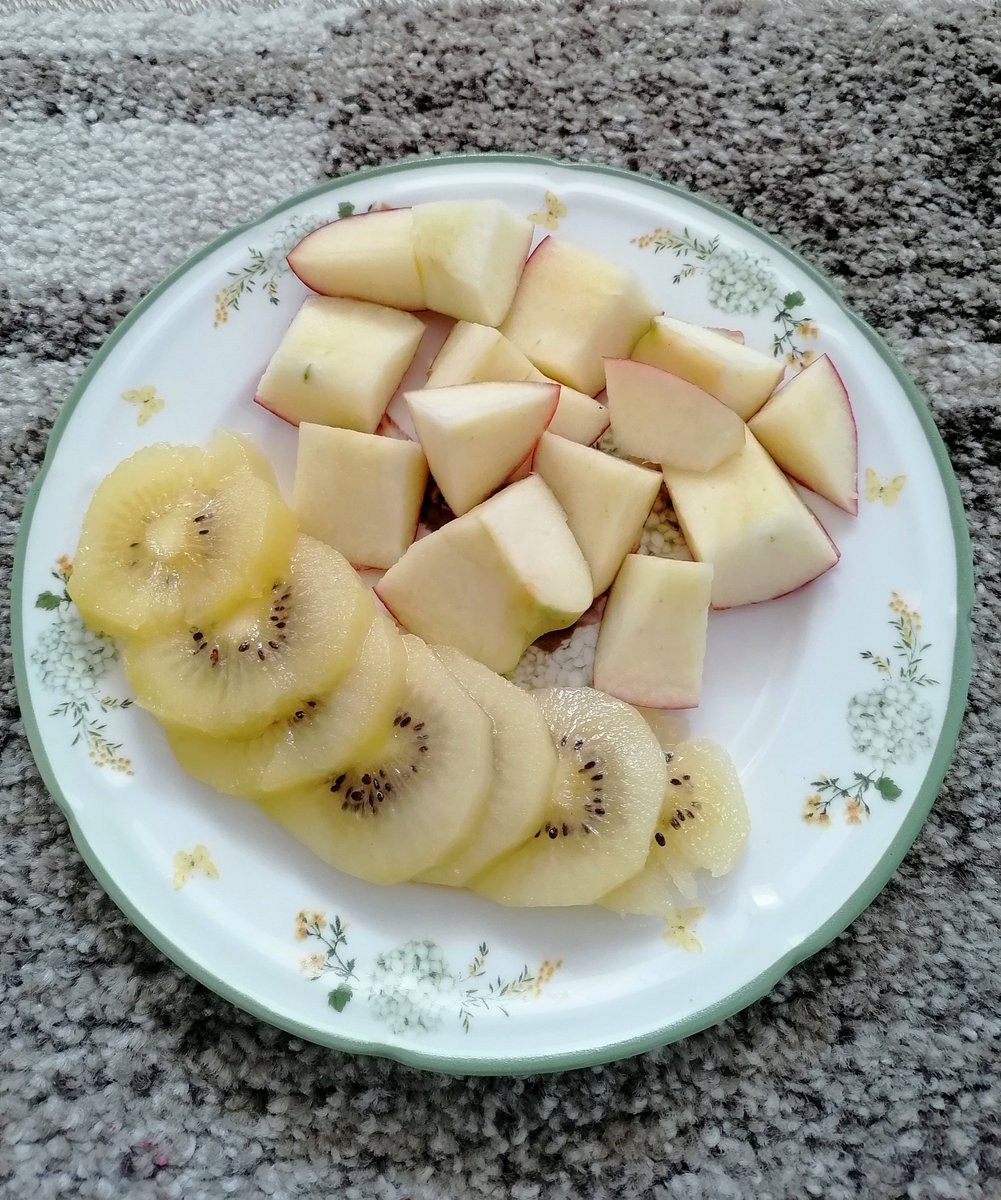 tvsceo's tweet photo. golden kiwi and a red apple https://t.co/3sF1YsZgyz