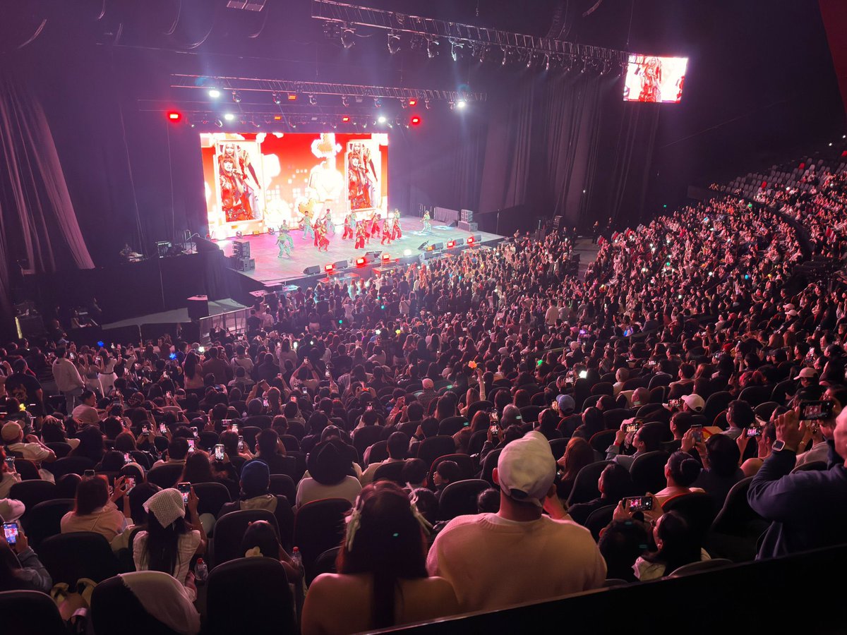 bini_writes's tweet photo. PHILIPPINE ARENA (MINI) YARN?! 🇵🇭

LOOK: BINI draws a huge crowd for its first-ever solo concert at the Tiktok Entertainment Centre in Sydney, Australia 🇦🇺

This is the same venue for big ASAP concerts and BINI alone with an almost soldout full capacity. The power and the draw of BINI abroad. Wow. 

📸@myxglobal 

BINI SIGNALS SYDNEY STOPOVER

#BINI_SIGNALS_SYDNEY
#BINI_SIGNALS_WORLDTOUR_2026
#BINI
