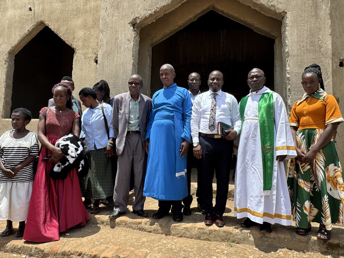 ZambaaliBulasio's tweet photo. Today at St. Peter Kikandwa Parish,   Kikyusa- luwero district, I witnessed something that deeply touched me as a Christian. We were only 9 in the parish church, and by midday we were still waiting for Christians to come.
Our village priests go through a lot. When it rains, attendance drops, yet the priest remains there, preaching, praying, visiting the sick and serving God’s people. At times, they depend on small offerings, even collecting peanuts in baskets, just to sustain the ministry.
