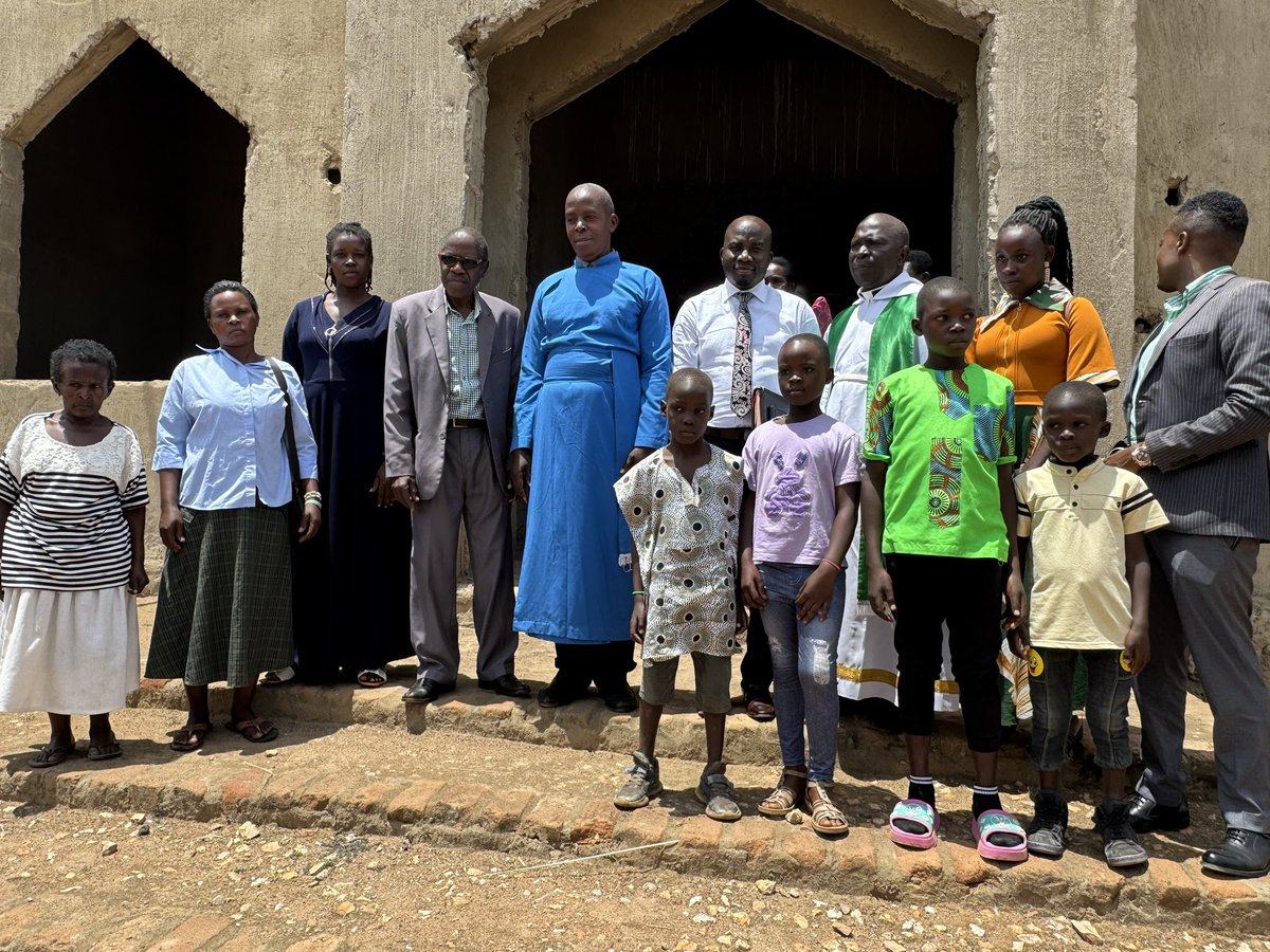 ZambaaliBulasio's tweet photo. Today at St. Peter Kikandwa Parish,   Kikyusa- luwero district, I witnessed something that deeply touched me as a Christian. We were only 9 in the parish church, and by midday we were still waiting for Christians to come.
Our village priests go through a lot. When it rains, attendance drops, yet the priest remains there, preaching, praying, visiting the sick and serving God’s people. At times, they depend on small offerings, even collecting peanuts in baskets, just to sustain the ministry.