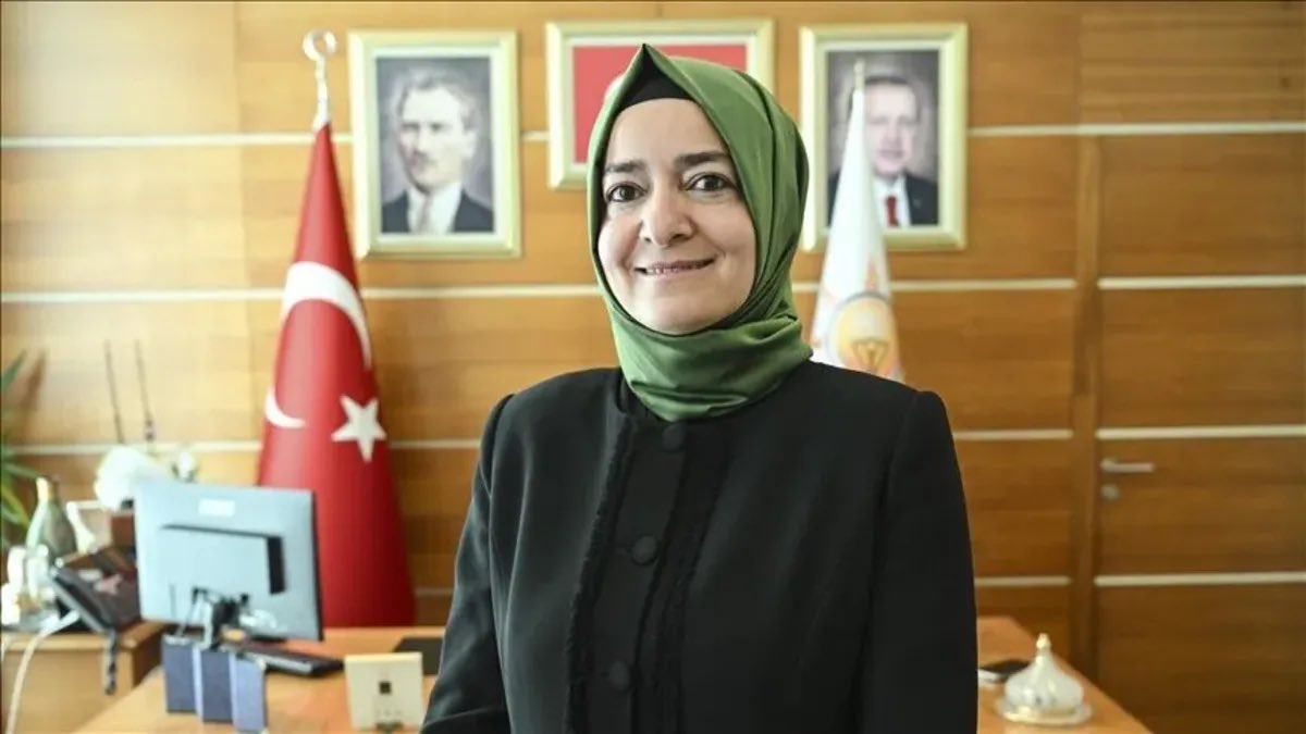 HypeOnHaber's tweet photo. Fon vurgunundan 2 milyar TL vuran eski Bakan Fatma Betül Sayan’ın, göreve gelmeden yıllar önce İBB’den aldığı 1,5 milyon TL’lik astronomik burstan sonra sıra Bakan Yardımcısı olan kardeşi Fatih Sayan’a geldi.

O da daha 18 yaşında, üniversiteye başlar başlamaz İBB’de işe girmiş. Bankamatik memuru olup her ay düzenli maaş almıştır.