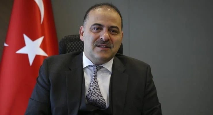 HypeOnHaber's tweet photo. Fon vurgunundan 2 milyar TL vuran eski Bakan Fatma Betül Sayan’ın, göreve gelmeden yıllar önce İBB’den aldığı 1,5 milyon TL’lik astronomik burstan sonra sıra Bakan Yardımcısı olan kardeşi Fatih Sayan’a geldi.

O da daha 18 yaşında, üniversiteye başlar başlamaz İBB’de işe girmiş. Bankamatik memuru olup her ay düzenli maaş almıştır.
