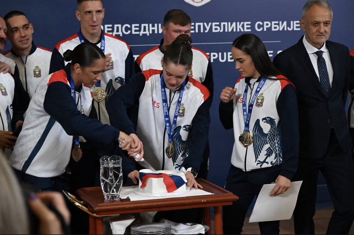 S_Krakov2's tweet photo. За разлику од неких, има оних неустрашивих људи који се не плаше осуда на друштвеним мрежама. Онај ко сме да стане у ринг, не боји се тога шта ће му пробисвети рећи на друштвеним мрежама. 

Лавове не можете уплашити лавежом. https://t.co/5kK7eR047e