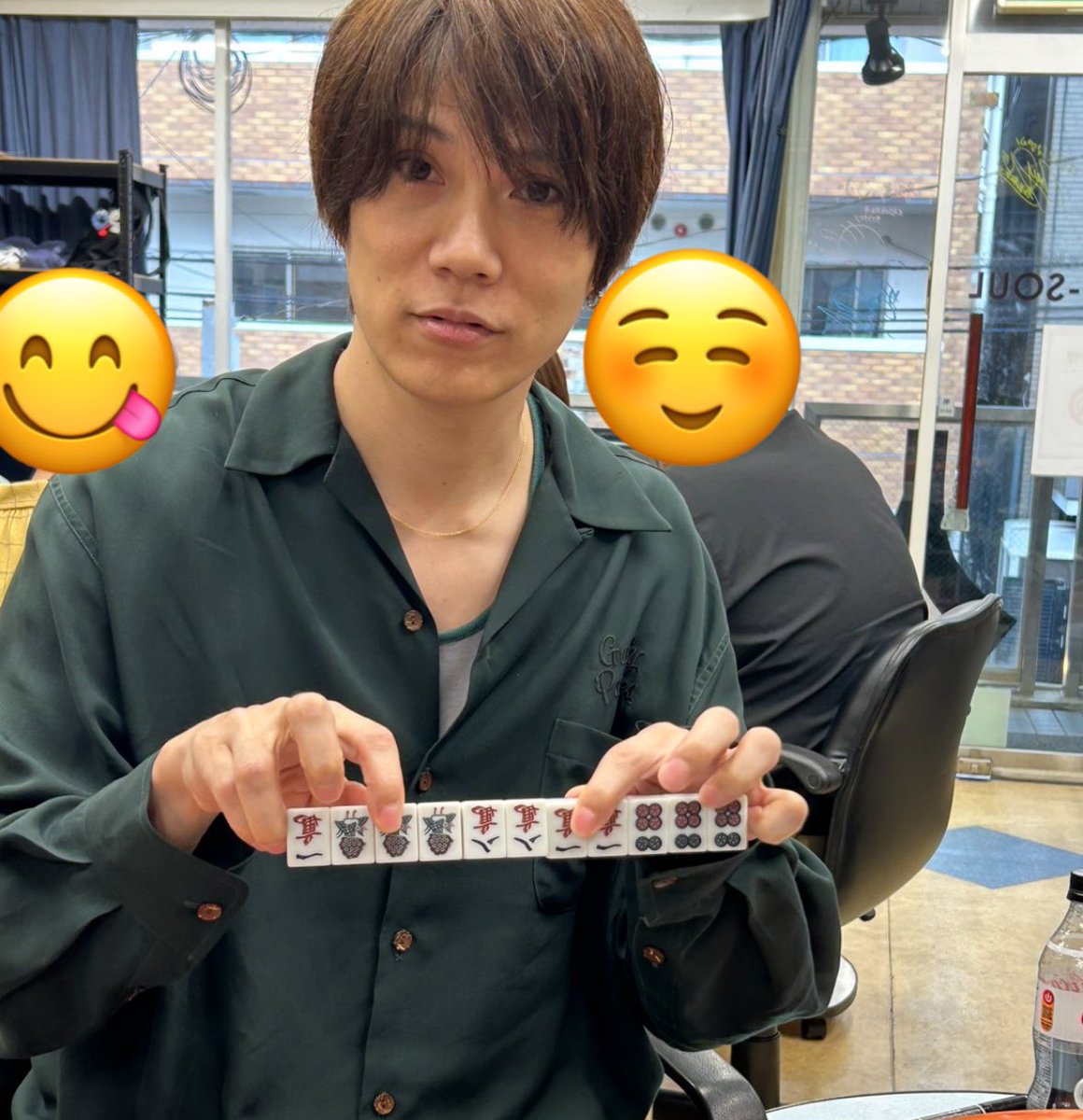 maosuke0404's tweet photo. 今日は1年半前の黒沢さんイベント以来のジャンソウルさんへ🚗³₃
本田さんと3戦目に同卓
東発本田さん親
小三元、混一色が絡んで8000オール😱
1本場:リーチ1発自摸、対々和三暗刻、ドラ8、裏3で18翻のツモリ四暗刻16100オール😱😱 
次はMでもやってくれるそうです🫵✨
ありがとうございました😆👍 https://t.co/uLgjqHUSak