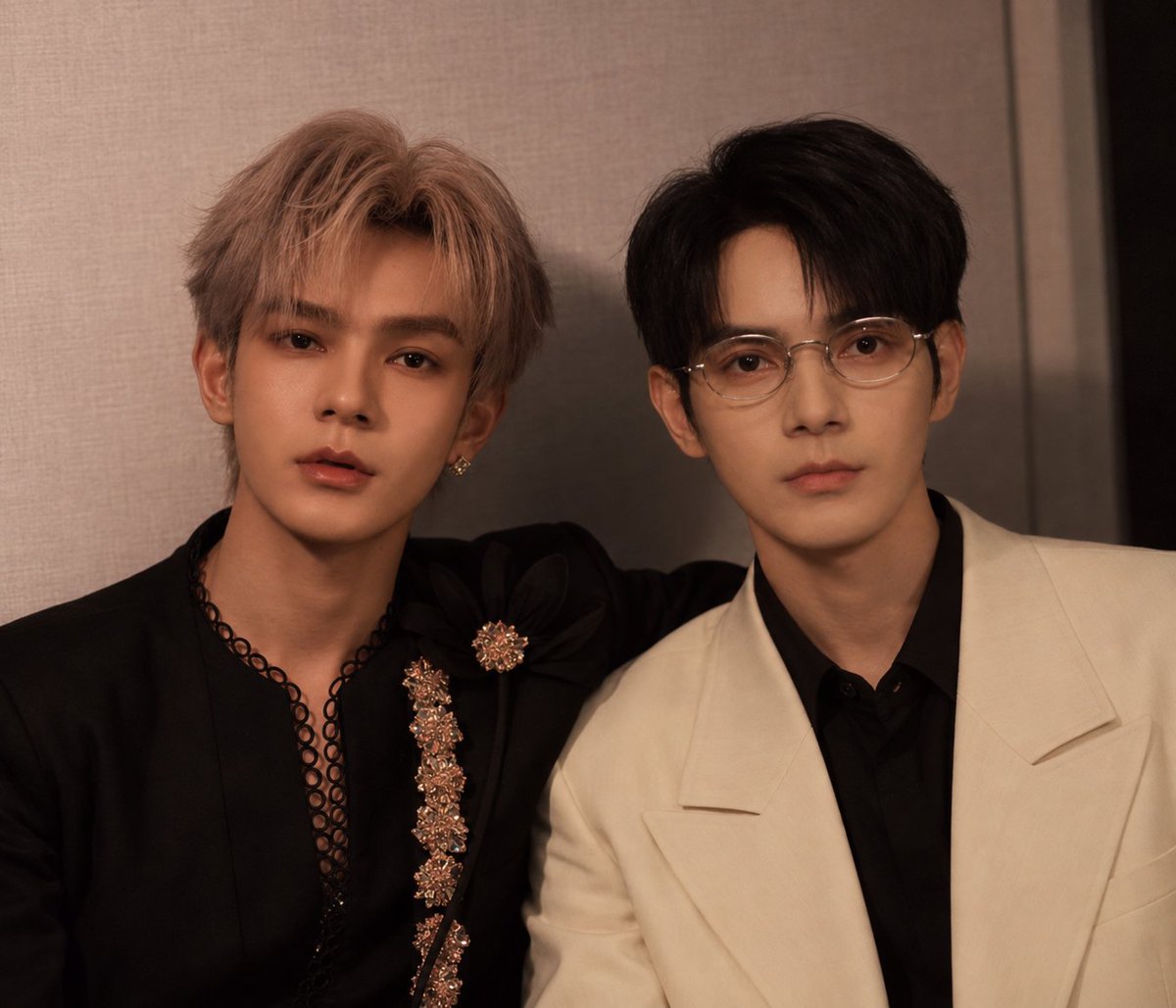 Pcydks11's tweet photo. Pengen banget bikin AU Sanyi sama Xizhao satu universe, Luiyi–Zhaozhao kembar, Changxi–Chusan juga kembar, terus Luiyi sama Zhaozhao iseng tukar pacar dan ngedate seharian tanpa Chusan sama Changxi tahu 😭 BAYANGIN CHAOS-NYA.

Tapi apalah daya aku gak bisa bikin au😭😭 https://t.co/j0d4VRoaZI