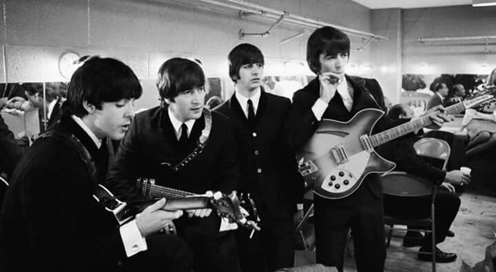 BeatlesArchive2's tweet photo. The #Beatles backstage at Baltimore Civic Centre, September 13th 1964. https://t.co/tVEKhU4d8z