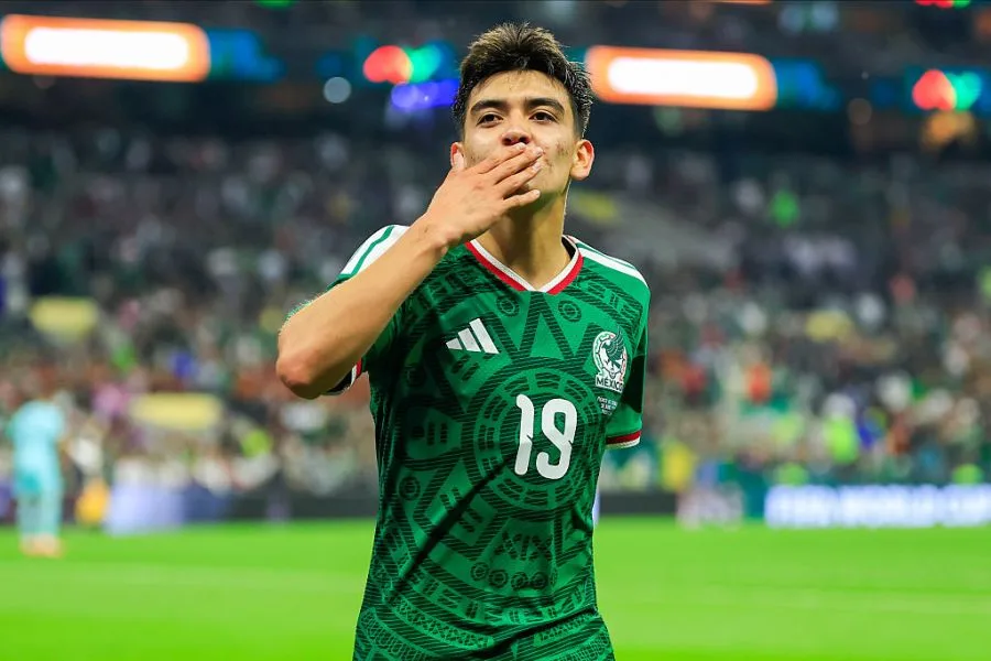 MineBitSports's tweet photo. 🇲🇽 Gilberto Mora just became Mexico’s youngest ever goalscorer at 17.

Youngest debut, youngest to win a senior title, youngest Mexican at a World Cup. Kid is rewriting the record books. https://t.co/qkqs1lufPl