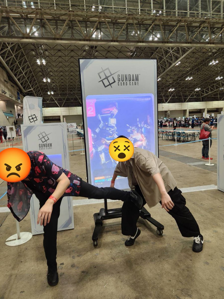 Kiritukumo's tweet photo. 格 闘 戦（タコ負けしたムーに蹴りを入れるつくも） https://t.co/xg7fsrV4wR