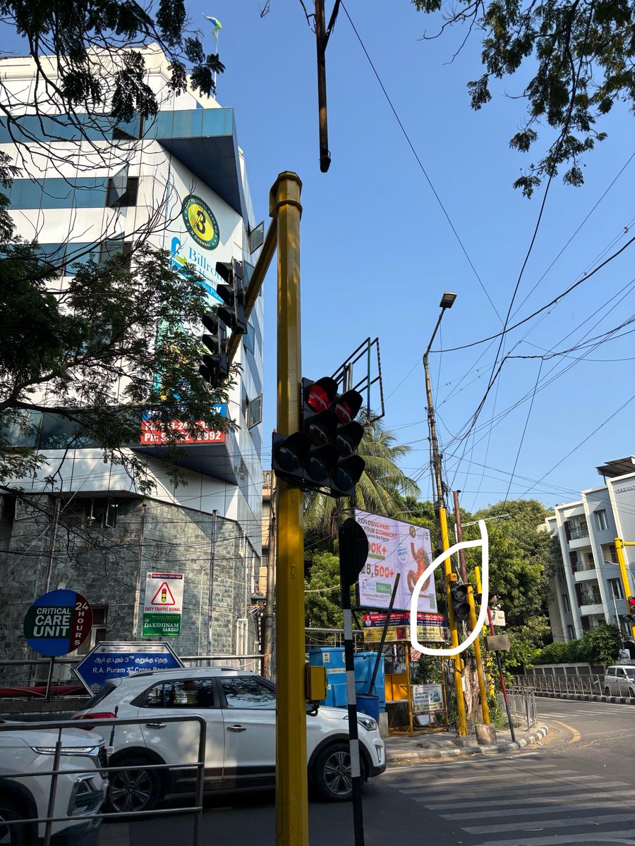 joe552048's tweet photo. @ChennaiTraffic again the signal is facing in wrong direction and no action is taken on repairing the crossing light. Kindly increase the signal height and adjust the signal at the earliest and fix crossing light @ChennaiTraffic https://t.co/issujl6Ghu