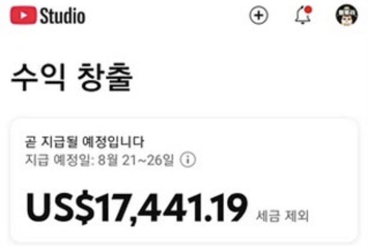 mad_dogdebt's tweet photo. 이야, 스레드에 유튜브 쇼츠로 이번 달 조회수 수익만 6,000만 원 벌었다는 사람 등장.

신기한 건 운영 중인 채널까지 깠다는 거임. 쇼츠 채널 위주로 무려 27개를 돌린다고 함.

올린 캡처에는 7월 수익 약 2,450만 원, 8월 진행 중 수익 약 1,000만 원도 찍혀 있음. 여러 채널 합산이라는데, 6,000만 원은 본인 주장이라 실제 정산액은 더 봐야겠지만.

유튜브 디시에서도 좀 유명한 사람인가 봄.

쇼츠 하나 대박 내는 것보다, 먹히는 포맷을 찾아서 채널 여러 개로 굴리는 쪽인가 싶네. 27개는 진짜 공장 수준인데 ㄷㄷ