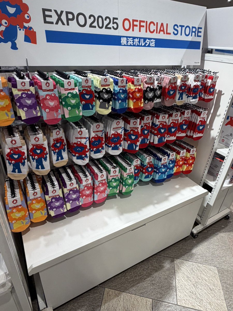 masi2231's tweet photo. 娘にミャクミャクの靴下を買ってきてもらって今日履いたのだけど
めちゃくちゃ履き心地が良い！
他の色も欲しいけど
これから寒くなるのにスニーカーソックスはどうかなぁ… https://t.co/zzL0GFPhFL