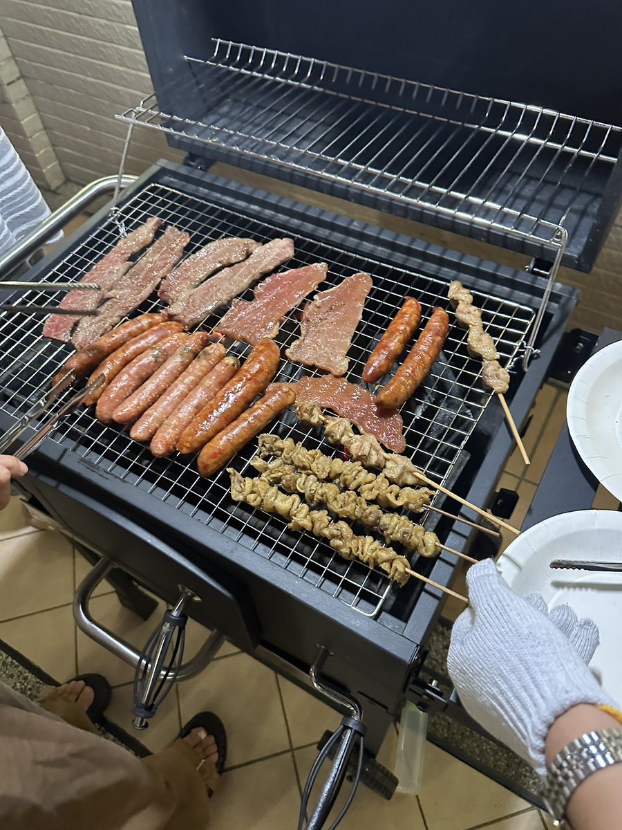 han_hsiuchi's tweet photo. 台湾の中秋節では、まだ仕事をしてなかったら無料でBBQが食べられて、仕事をしてる人は仕事をしてない人のためにBBQを用意しないといけません

とにかくBBQが食べられます
無料最高 https://t.co/mZYjTGrm3v