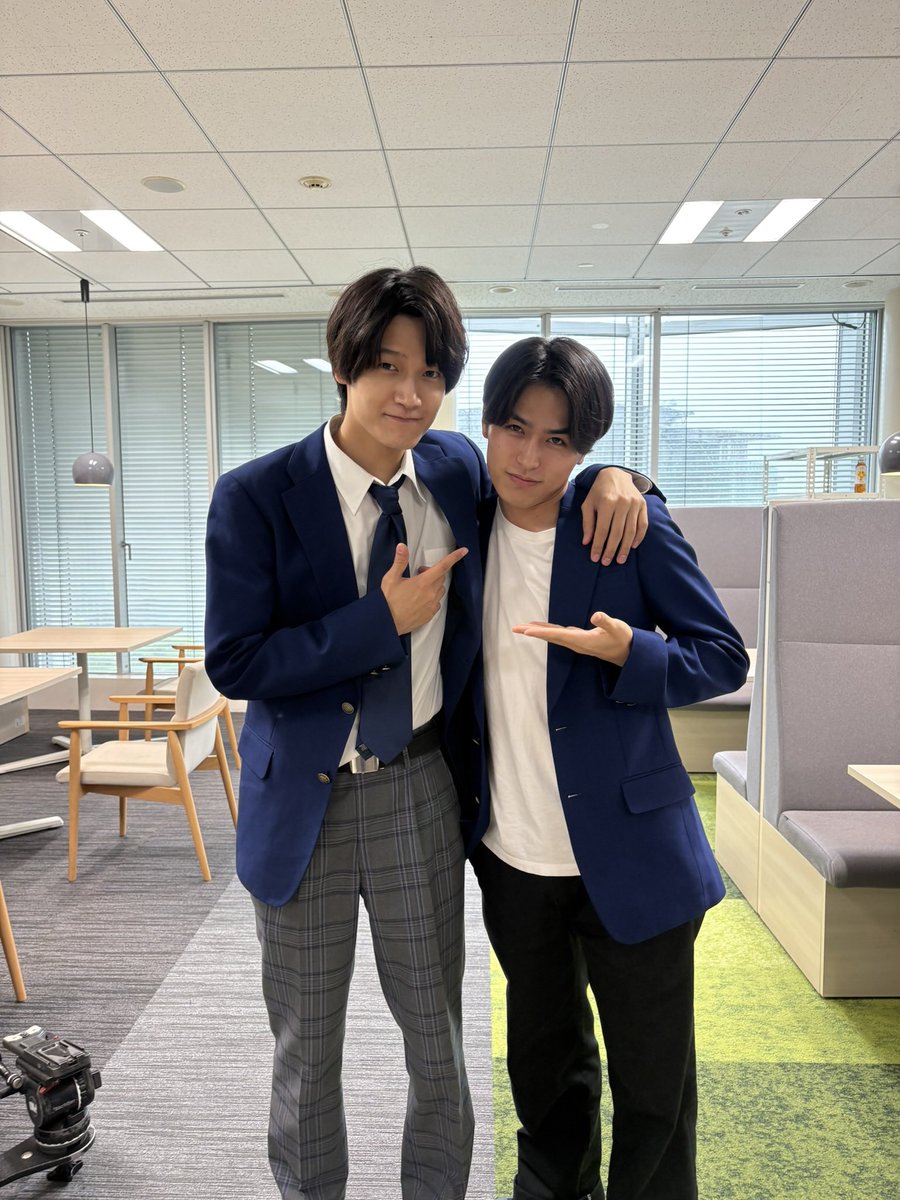 nori_dreaves's tweet photo. 松岡役、佐野晶哉さんとのツーショットと3人でのスリーショットも‼️

佐野さんとは同じ関西出身で同い年ということもあり山時さんも含め、お昼ご飯の時にずっとボケとツッコミをしてました笑

⬇️続く

#佐野晶哉
#山時聡真
#もうええわ
#Aぇǃgroup
#菊地範峻 https://t.co/VDpUXtzRw3