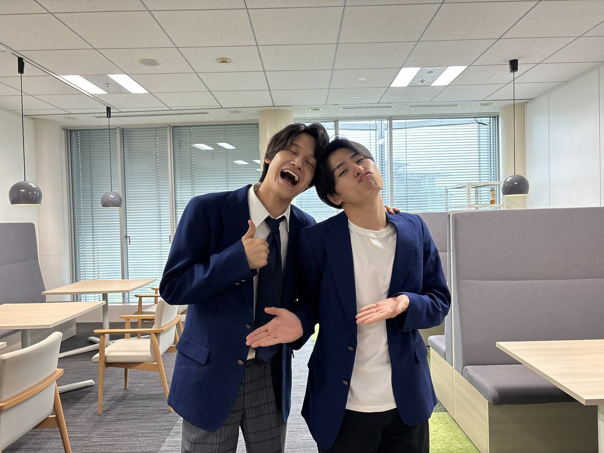nori_dreaves's tweet photo. 松岡役、佐野晶哉さんとのツーショットと3人でのスリーショットも‼️

佐野さんとは同じ関西出身で同い年ということもあり山時さんも含め、お昼ご飯の時にずっとボケとツッコミをしてました笑

⬇️続く

#佐野晶哉
#山時聡真
#もうええわ
#Aぇǃgroup
#菊地範峻 https://t.co/VDpUXtzRw3