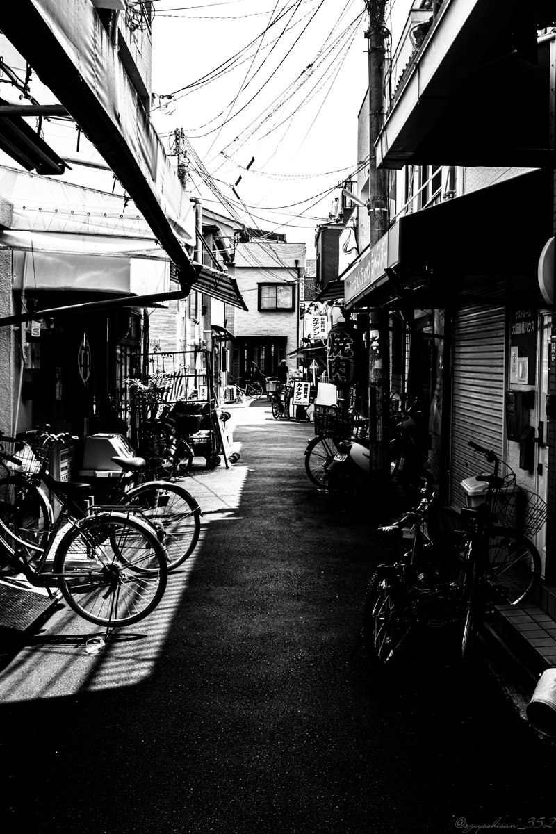 ogiyoshisan_352's tweet photo. TSURUHASHI, Osaka 2607182⃣1⃣
2026年7月18日の鶴橋駅周辺エリア
#MONOCHROME
#みんなのスナップ写真展
#2026osakastreet https://t.co/hGJq4fvd5Y