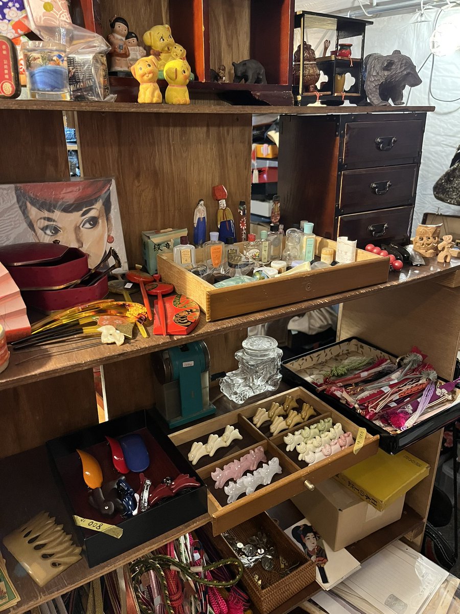 temicc's tweet photo. 本日も上野骨董市大盛況でありがとうございました！忙しくてなか���か商品写真をこちらにあげられていないですがだんだん整ってきました。10/5まで毎日オープンです https://t.co/1DulMw4z4b