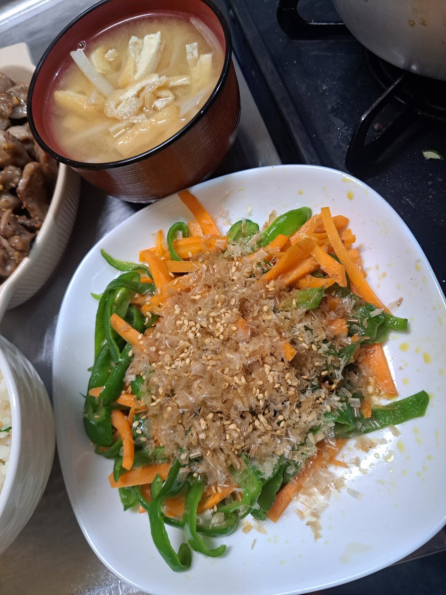 HAKUROU_106's tweet photo. 今日の夕飯は大根の茎と皮を使った菜飯・ピーマンと人参のポン酢和え・砂肝の炒め物・大根の皮と揚げの味噌汁~！ https://t.co/87KUB2wjXP