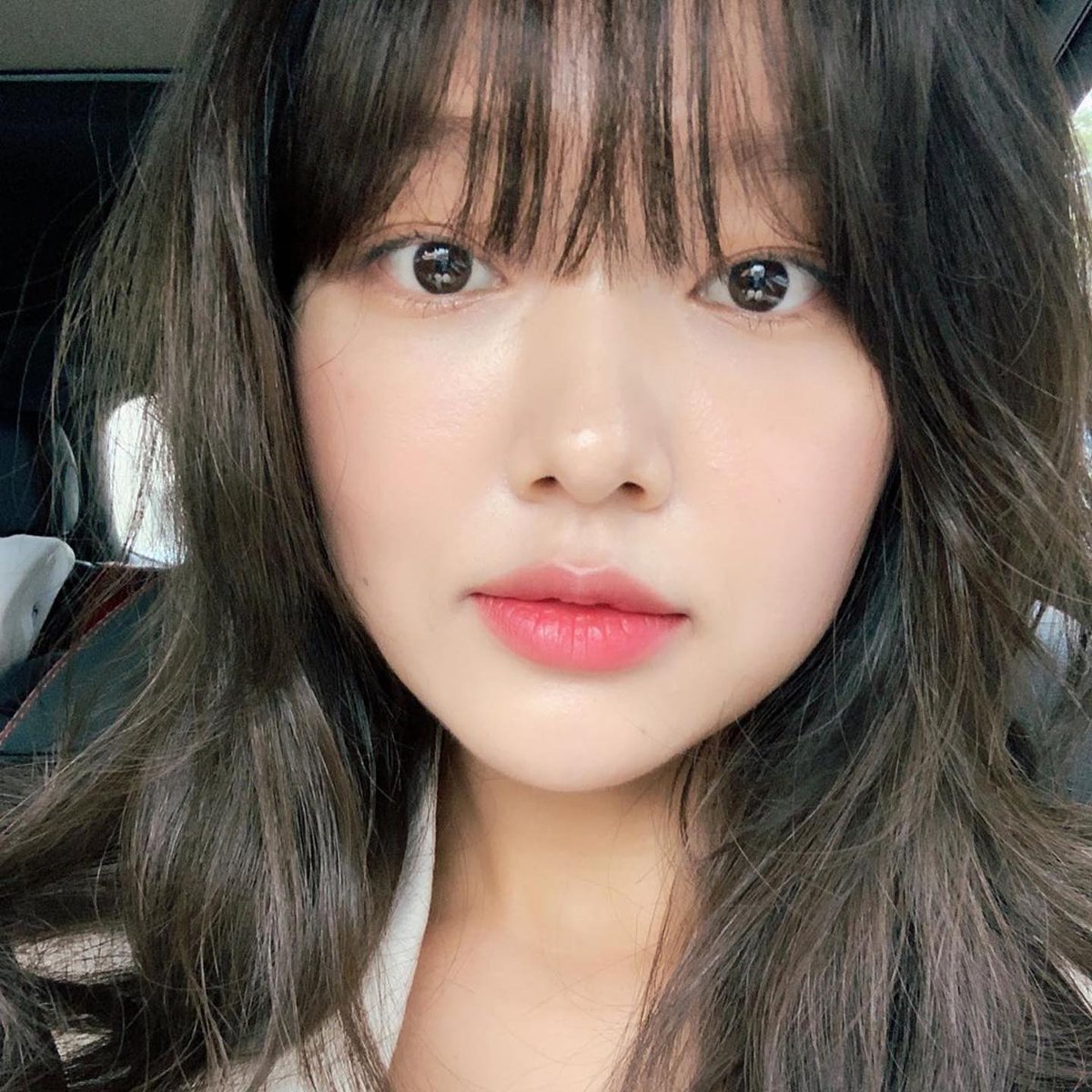sofiasmithwrg0h's tweet photo. For fall, I got a toned-down hair color and switched to long, face-framing bangs. Love it 💯💯 https://t.co/S4rrGK3ZoH