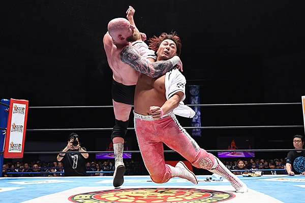 njpw1972's tweet photo. ★セミファイナル

「IWGP GLOBALヘビー戦」

ゲイブがモロニーをねじ伏せて王座防衛！

試合後、
傍若無人なゲイブに海野がラリアットをお見舞い！
次期挑戦者に名乗りをあげる！

※9.27『DESTRUCTION in KOBE』神戸大会
新日本プロレスのスマホサイトで詳報中！

https://t.co/MLYr8Rv7hD

#njdest https://t.co/CmlHpiEId9