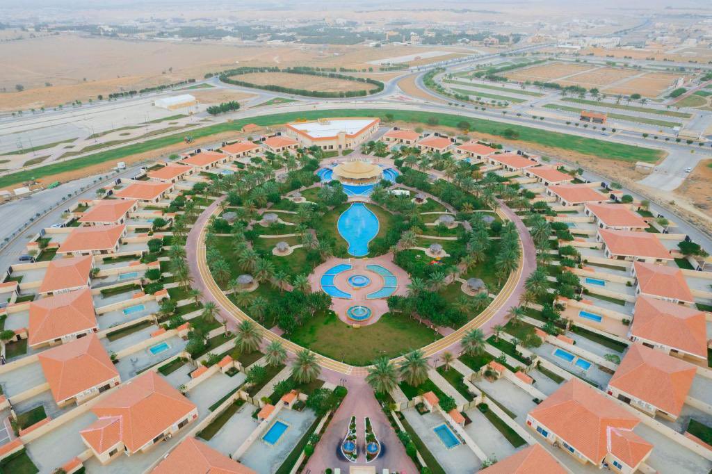 halkadi's tweet photo. @Here_Unaizah 
🌻مما يحفز المرء على السياحة الداخلية توفر السكن الجيد  الذي تتوفر فيه المقومات التي يرغبها الزائر
بإجازة اليوم الوطني سكنت مع العائلة في سكن متميز حقا (#منتجع_فلل_سويس بمحافظة #عنيزة) وهي فعلا فاخرة كوصفها وقد افتتحها قبل حوالي أربع  سنوات سمو أمير منطقة القصيم 
🌿من أجمل ما فيها المساحات الخضراء وسواقي المياه  وناد رياضي ومطعم  راق  وملاعب للأطفال مجهزة  بالألعاب مع وجود ممشي يحيط بهذه المناظر الجميلة فضلا عن فلله الكبيره و أفنيتها الرحبة و تميزها بخدماتها ولكل واحدة  مدخل تقف عنده السيارة وينزل الساكنون منه  للفلل والجهة الثانية تطل على الساحة الخضراء ولا تدخلها السيارات بحيث بتوفر فيها الهدوء  وعدم وجود خطر على الساكنين أو الأطفال  
🌿وقد أقام المشروع رجل الأعمال  أ.حمد بن عبدالله الزامل   أسهاما بتوفير  سكن مريح لزوار  وسياح منطقة #القصيم 
🌿أكثر الله من هذه المشروعات التي تنافس أرقى المنتجات العالمية فهي التي تشجع   على السياحة الوطنية
https://t.co/e2mwlhLQuG