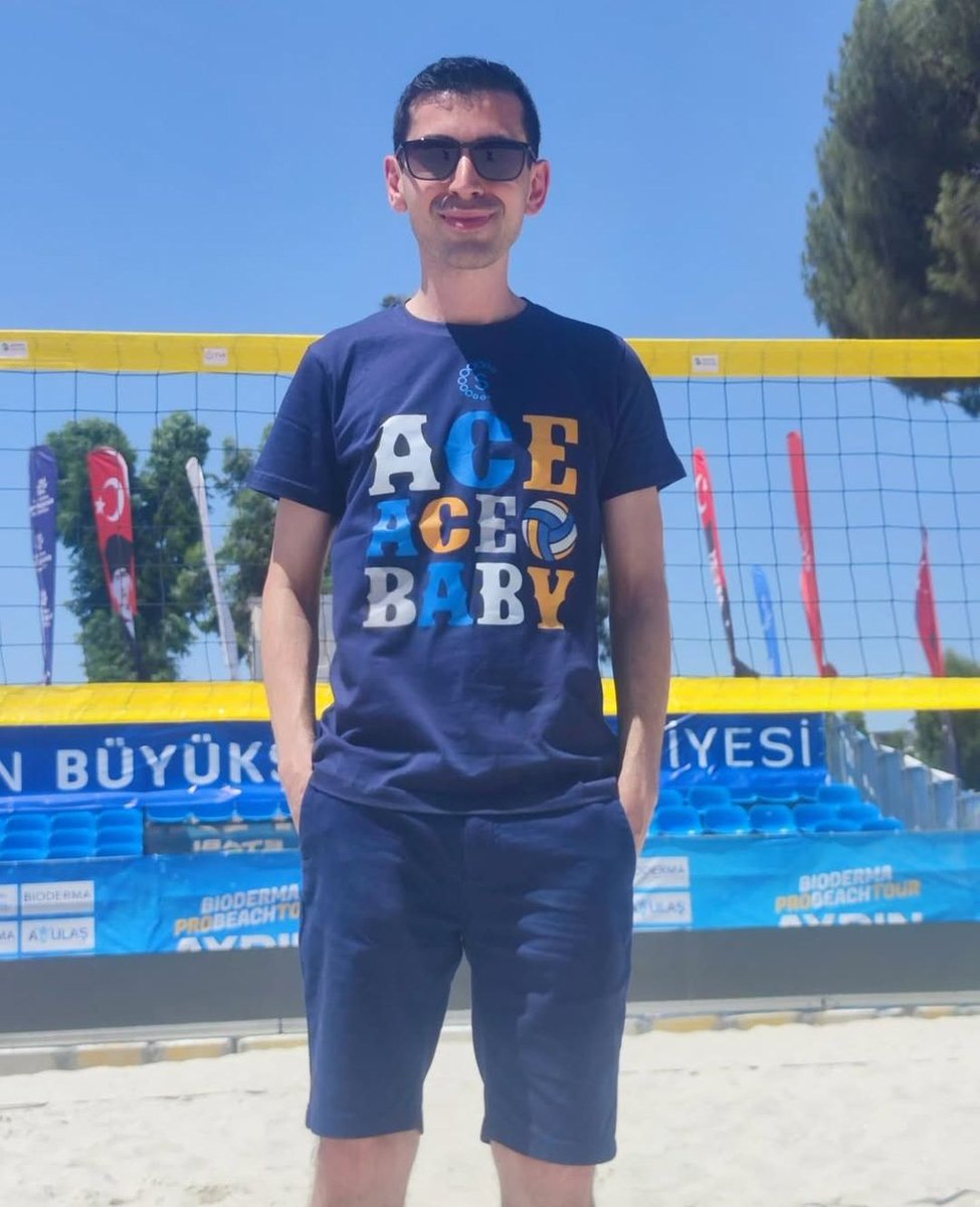 Kimanlatiyor's tweet photo. 🏖️ Bioderma Pro Beach Tour Grand Slam Voleybol Turnuvası - Çeşme 🏐

🥉 Üçüncülük Karşılaşmaları: 14.00 &amp; 15.00
🏆 Kadınlar &amp; Erkekler Finalleri: 16.00 &amp; 17.00

📺💻📱 TVF Voleybol TV YouTube Kanalı

🎙️ Zülfü Berke (@zulfuberke) https://t.co/tGdcoJPfo2