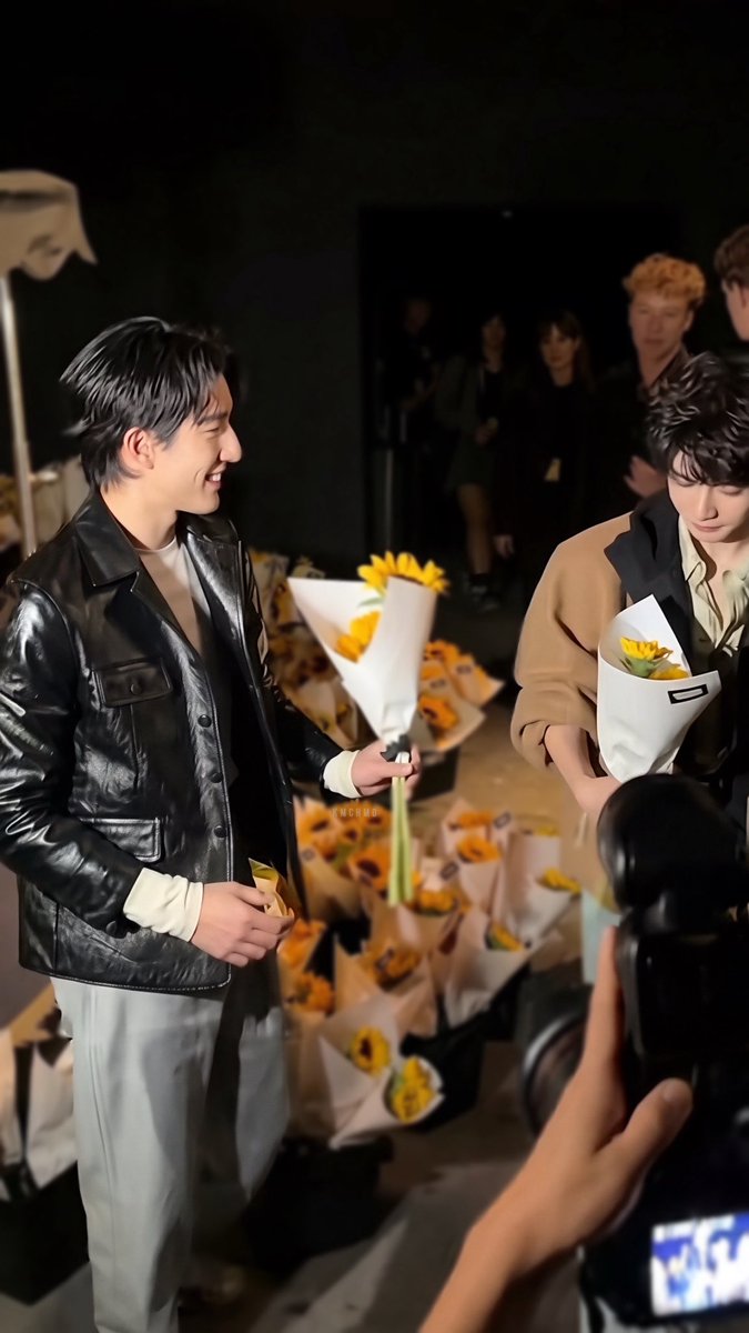 KMCHMD's tweet photo. จีเหล่าซือหัวหน้าด้อม และเจิ้งถงเพื่อนรักของเขา ☀️🍊

full video 🎥 douyin: JWR, xhs: 季未燃 JiweiJW https://t.co/x7d3SSgZbP